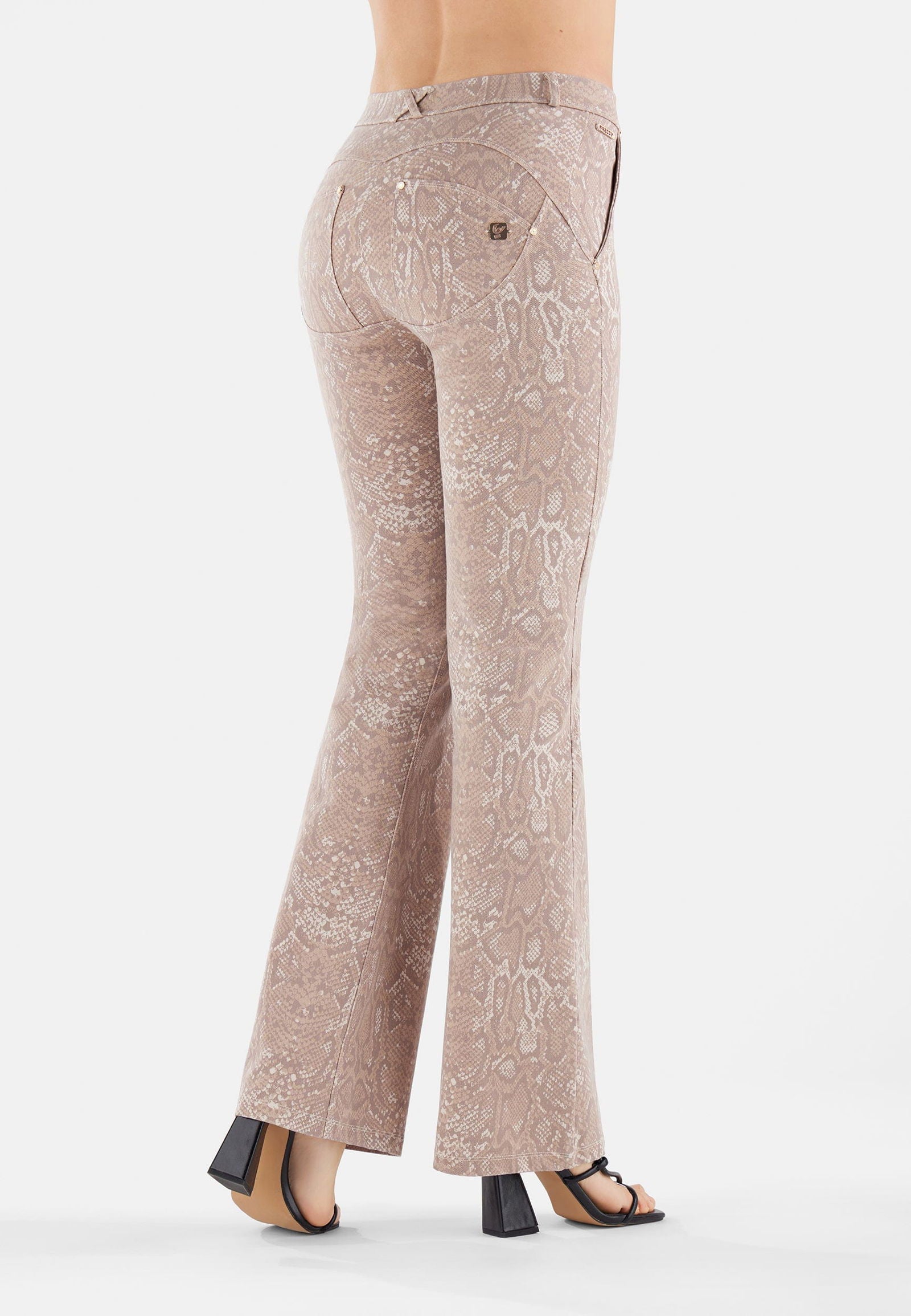 WR.UP® SNUG Jeans - 2 Button High Waisted - Straight Leg - Beige Snake Print 2