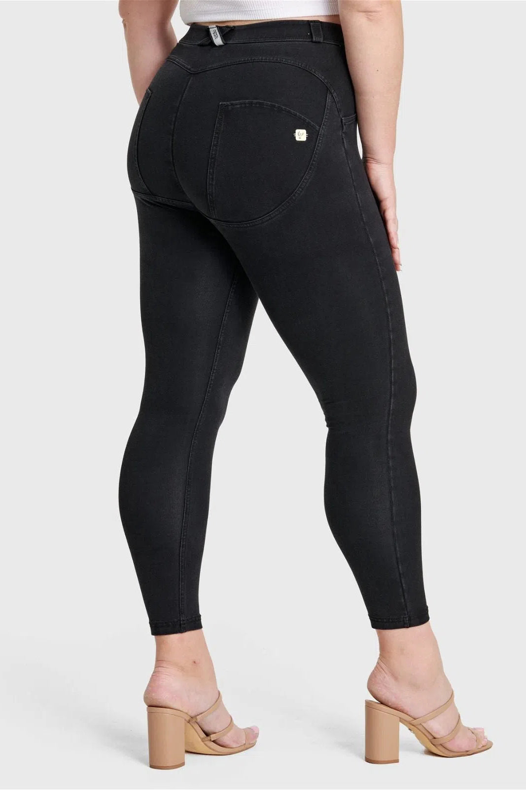 WR.UP® Curvy Denim - High Waisted - 7/8 Length - Black + Black Stitching 2