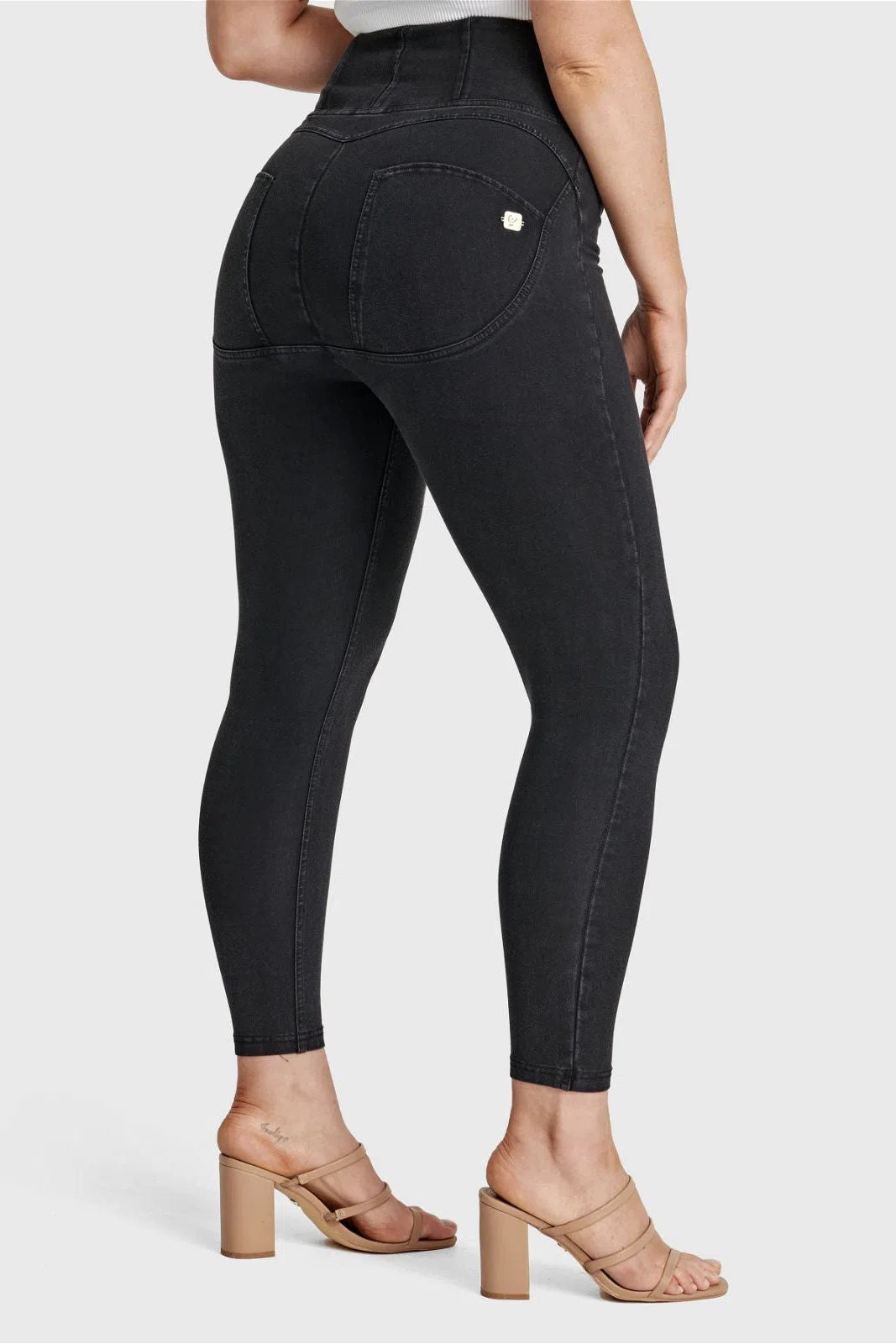 WR.UP® Curvy Denim - Zip High Waisted - 7/8 Length - Black + Black Stitching 3