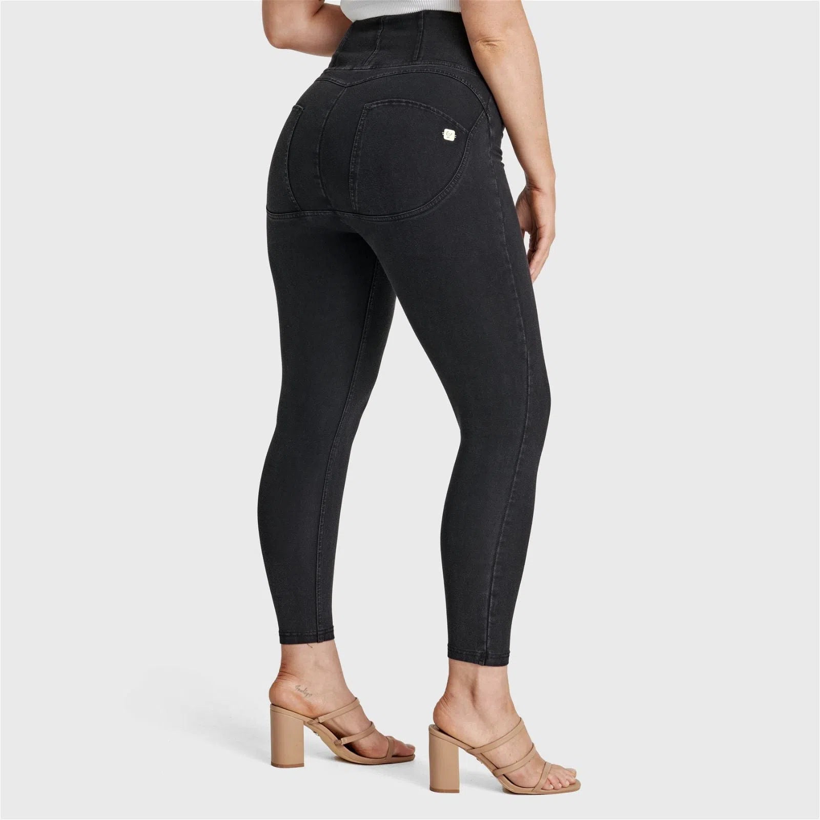 WR.UP® Curvy Denim - Zip High Waisted - 7/8 Length - Black + Black Stitching 1